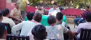 सुल्तानपुर: दुर्गापूजा और दशहरा को लेकर कुड़वार थाना परिसर में आयोजित की गई पीस कमेटी की मीटिंग