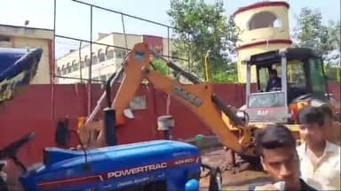 हिलसा: हिलसा कोर्ट के समीप मुख्य सड़क पर अतिक्रमणकार्यों चला प्रशासन का बुलडोजर