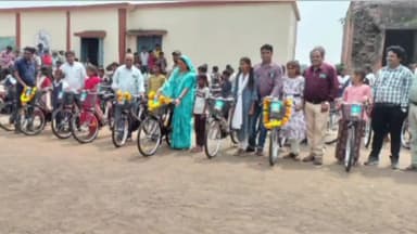 झिरन्या: झिरन्या में जनपद अध्यक्ष ने छात्र-छात्राओं के बीच साइकिल का वितरण किया