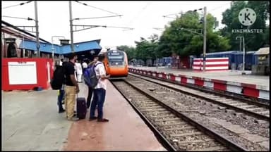 इटावा: इटावा रेलवे स्टेशन पर पहले दिन रुकी आगरा-बनारस वंदे भारत ट्रेन, यात्रियों में दिखा उत्साह