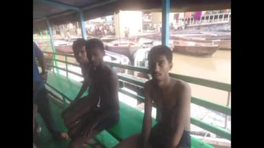 जल पुलिस और पीएसी की 36वीं बाढ़ राहत दल के जवानों ने दशाश्वमेध घाट पर डूब रहे 3 लड़कों की बचाई जान