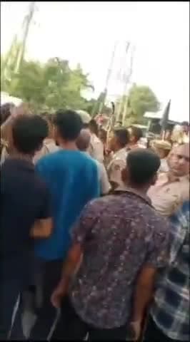 शहज़ादपुर: गांव फतेहगढ़ में नारायणगढ़ से भाजपा प्रत्याशी पवन सैनी के काफिले को किसानों ने घेरा  #haryanaelections