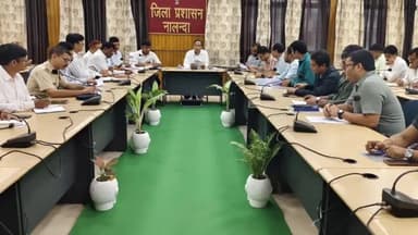 बिहार: हरदेव भवन के सभागार में जिलाधिकारी की अध्यक्षता में तकनीकी एवं गैर तकनीकी विभाग के पदाधिकारियों के साथ हुई बैठक