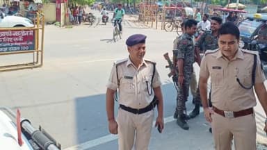 डुमरा: दुर्गा पूजा को लेकर सदर डीएसपी राम कृष्ण ने कड़ी धूप में सड़क पर उतरकर ट्रैफिक व्यवस्था का लिया जायजा, दिए कई निर्देश