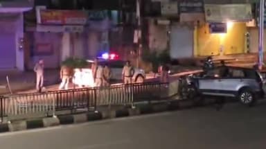 शिवपुरी नगर: झांसी तिराहा क्षेत्र में शराब के नशे में ड्राइवर ने थीम रोड के डिवाइडर पर चढ़ाई तेज रफ्तार कार, कोई जनहानि नहीं