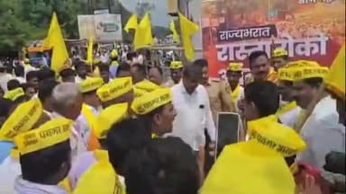 परळी: परळी शहरातील इटके कॉर्नर येथे धनगर समाजाच्या वतीने रास्ता रोको करण्यात आला