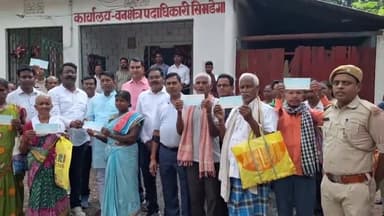 सिमडेगा: वन विभाग कार्यालय में सिमडेगा एवं कोलेबिरा विधायक की मौजूदगी में हाथी प्रभावित लोगों को मुआवजा बांटा गया