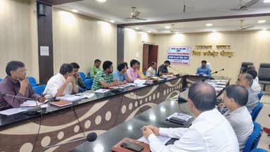 धौलपुर: निवेश के लिए उद्यमियों की बैठक कलेक्ट्रेट सभागार कक्ष में डीएम ने ली