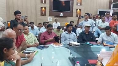 पुष्कर: जिला परिषद सभागार में पंचायती राज एवं ग्रामीण विकास की योजनाओं की समीक्षात्मक बैठक का हुआ आयोजन