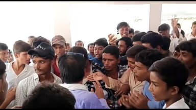 रोहतास: बकनोरा उच्च विद्यालय के छात्रों ने मनमाना पैसा वसूली को लेकर किया हंगामा