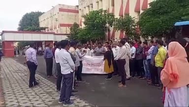 शाजापुर: राज्य कर्मचारी संघ ने 25 सूत्री मांगों को लेकर मुख्यमंत्री के नाम शाजापुर में एसडीएम को ज्ञापन सौंपा