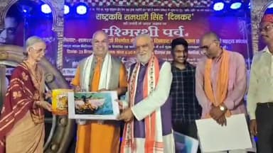 बरौनी: सिमरिया में आयोजित राष्ट्रकवि रामधारी सिंह दिनकर के 116वीं जयंती सप्ताह कार्यक्रम में शामिल हुए भाजपा नेता अश्विनी चौबे