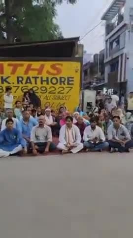 ग्वालियर गिर्द: लोगों के घरों में पानी भरने की समस्या को लेकर झाड़ू वाला मोहल्ला में कांग्रेस नेता सुनील शर्मा ने किया धरना प्रदर्शन