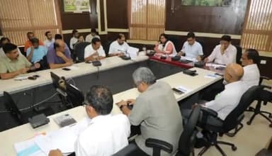 ग्वालियर गिर्द: ग्वालियर के प्रभारी कलेक्टर ने कलेक्ट्रेट में अधिकारियों के साथ की बैठक