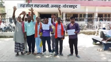 सहजनवा: सहजनवा तहसील पर मुआवजे से वंचित किसानों का प्रदर्शन, 12 वर्ष पहले जमीन लेने के बाद भी नहीं मिला मुआवजा