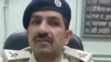 पटना ग्रामीण: अलकापुरी के एक घर में छापेमारी के दौरान पुलिस ने दो पिस्टल, तीन जिंदा कारतूस और 2 लीटर देसी शराब बरामद की, अभियुक्त फरार