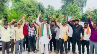 रामपुर: बुद्धवार को कलेक्ट्रेट में राष्ट्रीय लोक दल ने अवैध वसूली के विरोध में प्रदर्शन कर ज्ञापन सौंपा