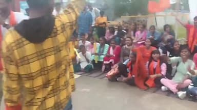 गिरिडीह: अखिल भारतीय विद्यार्थी परिषद गिरिडीह इकाई ने डीसी ऑफिस के बाहर किया छात्र गर्जना कार्यक्रम का आयोजन, दिया एक दिवसीय धरना