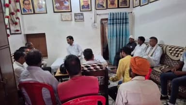 उतरौला: उतरौला विधायक ने अपने आवास श्यामा प्रसाद मुखर्जी चौराहे के समीप जनता दरबार लगाकर फरियादियों की समस्याएं सुनीं