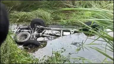 चनपटिया: बेतिया: नीलगाय बचाने के प्रयास में अनियंत्रित स्कार्पियो गढ़े में गिरा, एक की मौत, एक गंभीर रूप से घायल, पटना रेफर