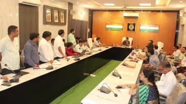 रामपुर: कलेक्ट्रेट सभागार में डीएम ने 01 से 31 अक्तूबर, 2024 तक चलने वाले विशेष संचारी रोग नियंत्रण अभियान की जानकारी दी