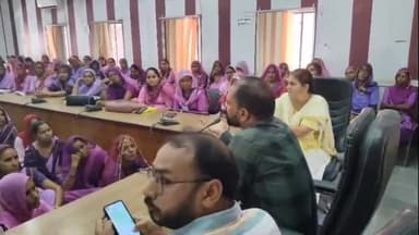 सरदारशहर: पंचायत समिति सभागार में BDO दिनेश चंद्र मिश्रा की अध्यक्षता में हुई आंगनबाड़ी कार्यकर्ताओं की बैठक