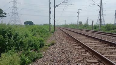 नरवल: महाराजपुर में रेलवे लाइन किनारे युवती का शव मिला, पुलिस जांच में जुटी