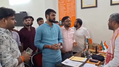 कांके: हरमू स्थित बीजेपी प्रदेश कार्यालय में अभ्यर्थियों ने JSSC CGL परीक्षा में गड़बड़ी पर बीजेपी प्रदेश अध्यक्ष से मुलाकात की