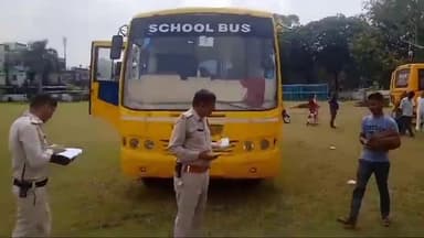 शाजापुर: शाजापुर यातायात थाना पुलिस ने स्कूल वाहनों की की चेकिंग, चालकों को दिए दिशा-निर्देश