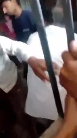 सीतापुर में शिक्षक बना भक्षक.. अध्यापक संजय गुप्ता ने अपनी कक्षा 6 की बच्ची को फेल करने को लेकर डराया और फिर....