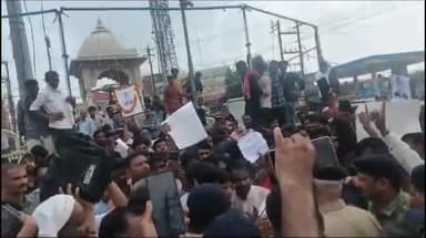 शिवपुरी नगर: देहात थाना क्षेत्र में छात्र की हत्या के विरोध में माधव चौक पर चक्का जाम, विधायक भी रहे मौजूद