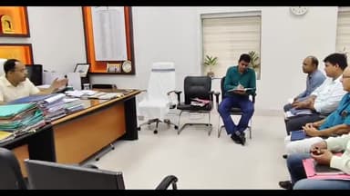 बिहार: जिलाधिकारी ने समाहरणालय में मुख्यमंत्री ग्रामीण सेतु योजना को लेकर विभाग के अभियंताओं के साथ की बैठक