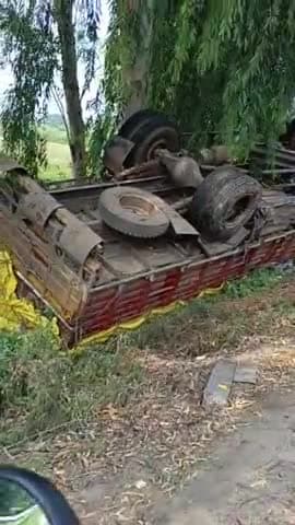 आगरा रोड चंदपा के पास ड्राइवर को सुबह आई चलती गाड़ी में नींद गाड़ी अनियंत्रित होकर रोड के किनारे पलट गई