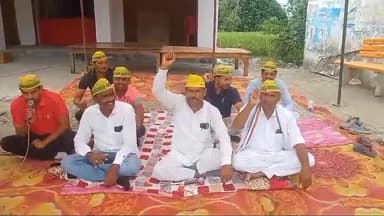 खजनी: शंकरपुर में रोड की समस्या को लेकर धरने पर बैठे सर्वजन आवाज पार्टी के राष्ट्रीय अध्यक्ष कर्नल राजेंद्र यादव