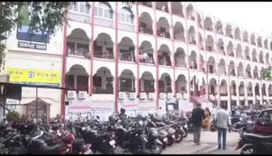 धनबाद/केंदुआडीह: भोजपुरी के प्रसिद्ध गायक भरत शर्मा धनबाद कोर्ट में हुए पेश, मीडिया से कहा- भोजपुरी गायक अब नचनिया बन गए हैं