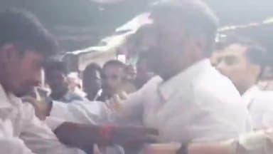 रामपुर: जिला कचहरी में एक अधिवक्ता के चेंबर पर दो पक्षों के बीच जमकर मारपीट हुई, पुलिस ने दोनों पक्षों को थाने ले गई