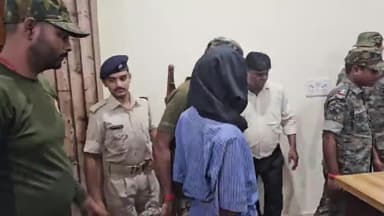 गिरिडीह: पीरटांड इलाके से इनामी नक्सली लक्ष्मण राय की हुई गिरफ्तारी, पपरवाटांड कार्यालय में एसपी डॉ. विमल ने दी जानकारी