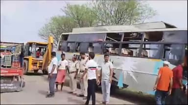 पवई: सिमरिया कृषि उपज मंडी के पास तेज रफ्तार यात्री बस अनियंत्रित होकर पलटी, 20 से 25 लोग घायल