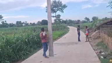 नौतन: सड़क में बिजली के पोल या पोल के बीच सड़क का वीडियो हुआ वायरल, पक्की सड़क पर ध्यान नहीं देने का आरोप