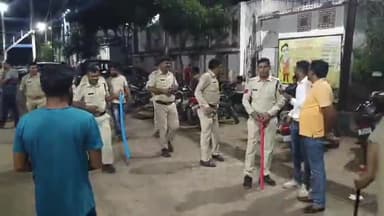 शाजापुर: शाजापुर जिला अस्पताल में पुलिस ने संभाला मोर्चा, लोगों के भीड़ को हटाया, मक्सी विवाद के घायल पहुंचे थे अस्पताल