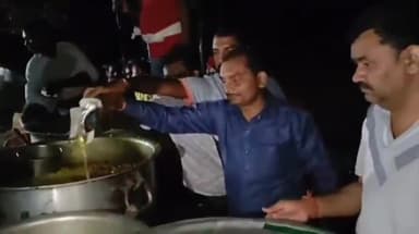 खड़गपुर: पंचायत भवन बागेश्वरी में मुखिया ने बाढ़ पीड़ितों के लिए सामुदायिक किचन का किया आयोजन, एसडीओ ने खाना बनाने में किया सहयोग