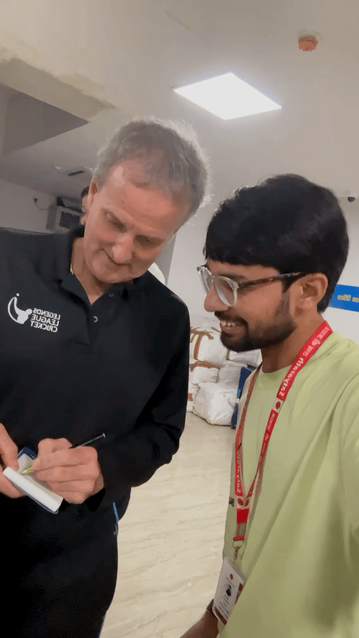 जोधपुर- क्रिकेट जगत के हरफ़नमोल्ला अम्पायर बिली bawden से सिग्नेचर स्टेफ़ के साथ मुलाक़ात ☝️

 #news #publicenews #publicapp #billybowden #crciket #viral