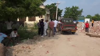 फुलेरा मु. सांभर: रेनवाल थाना इलाके के छोटा करणसर गांव में अधेड़ व्यक्ति ने फांसी लगाकर की आत्महत्या, मौके पर पहुंची पुलिस