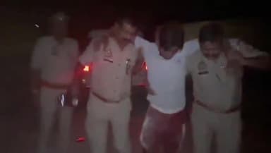 सासनी: लूट की घटना में शामिल 3 अभियुक्तों को पुलिस और SOG टीम ने मुठभेड़ के दौरान किया गिरफ्तार, दो अभियुक्त घायल