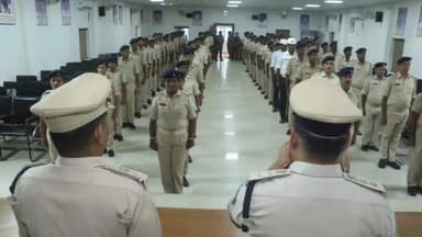 कांके: रांची स्थित पुलिस लाईन में 140 नवप्रोन्नत हवलदारों को बिल्ला लगाकर किया गया सम्मानित