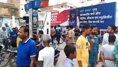 मिर्ज़ापुर: रामबाग स्थित पेट्रोल पंप पर पेट्रोल कम देने को लेकर ग्राहक और पंपकर्मी के बीच हुई नोंकझोंक, पुलिस पहुंची