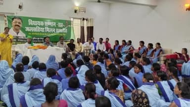 पीरटांड: मानदेय बढ़ने पर पीरटांड की सभी जलसहिया नीलम मैरेज हॉल में खुशी मना रही हैं, सरकार को दिया धन्यवाद