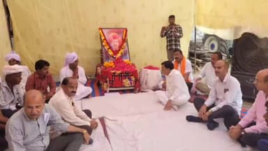 मंदसौर: जिले के दौरे पर आए डिप्टी CM देवड़ा ने प्रेस क्लब के कोषाध्यक्ष के पिता एवं पत्रकार के पिता के निधन पर व्यक्त किया शोक