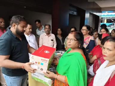 बीसलपुर: बीसलपुर नगर पालिका में चेयरमैन प्रतिनिधि ने आंगनबाड़ी कार्यकत्रियों को बर्तन, गैस सिलेंडर और चूल्हे वितरित किए