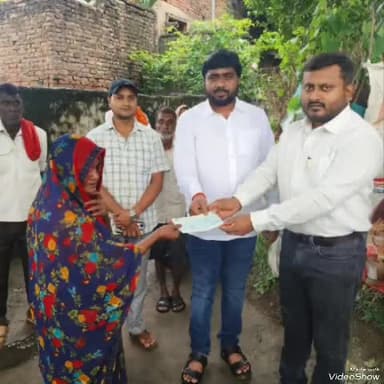 दिनारा: बंडलिया टोला निवासी मृतक छात्रा के आश्रित को दिनारा सीओ ने दिया ₹4 लाख का चेक